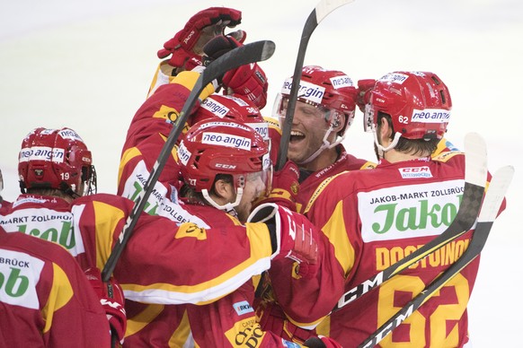 Tigers Aaron Gagnon, Mitte rechts, jubelt ueber den 2-1 Sieg in der Verlaengerung, waehrend dem Meisterschaftsspiel der National League zwischen den SCL Tigers und dem HC Davos, am Dienstag, 14. Novem ...