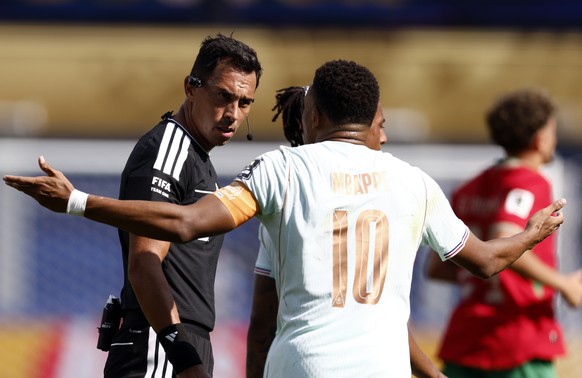 epa13101168 Kylian Mbappe of France (R) argues with referee Facundo Tello during the FIFA World Cup 2026 quarterfinals match France against Morocco, in Boston, USA, 09 July 2026. EPA/WILL OLIVER