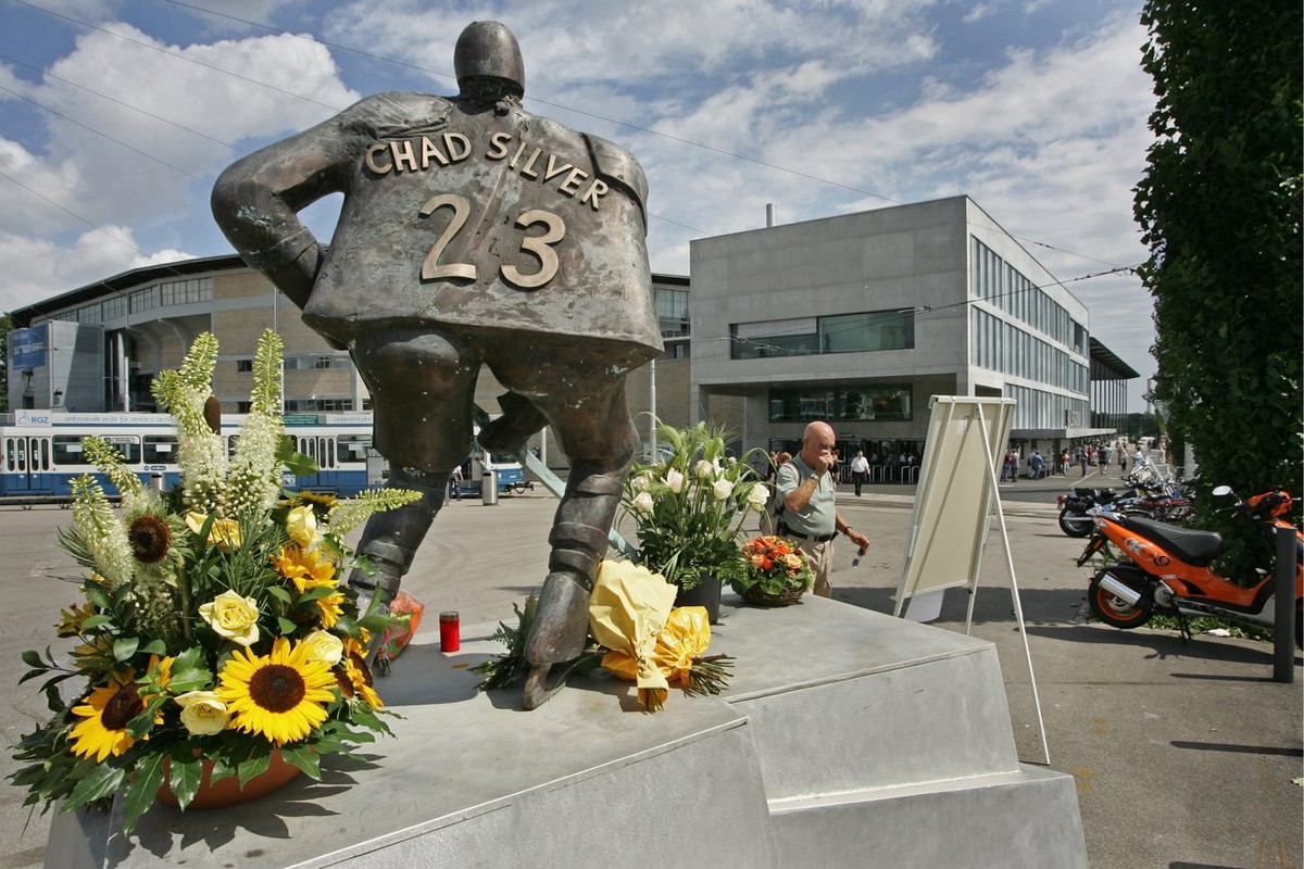Die Statue der Hockeylegende Chad Silver vor dem neuen Hallenstadion in Zuerich Oerlikon am Tag der offenen Tuer, Sonntag, 31. Juli 2005. Tausende von Zuercherinnen und Zuercher haben am Sonntag das e ...