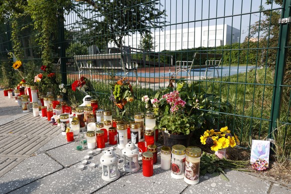 ABD0020_20250611 - GRAZ - �STERREICH: Kerzen und Blumen am Mittwoch, 11. Juni 2025, nach dem Amoklauf mit elf Toten und einem Dutzend teils lebensgef�hrlich Verletzten vor der Grazer Schule. - FOTO: A ...