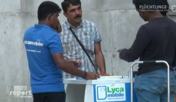 In Mailand verkaufen Lyca-Mitarbeiter Flüchtlingen SIM-Karten auf der Strasse.