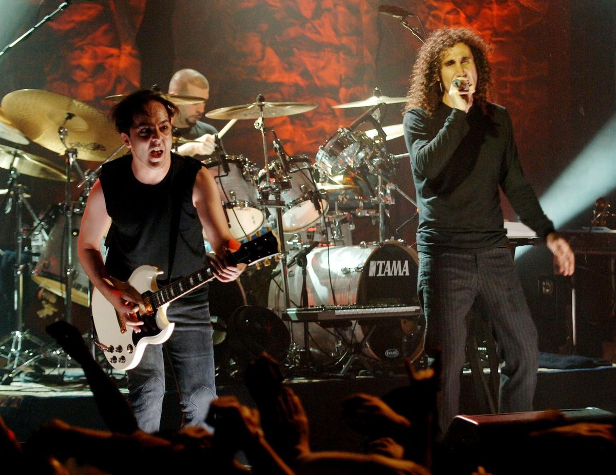 Musiker der Band System of a Down, Saenger Serj Tankian, rechts, Gitarrist Daron Malakian, links, und Schlagzeuger John Dolmayan, Mitte, spielen beim 'MTV2's $2 Bill'-Konzert in der Web ...