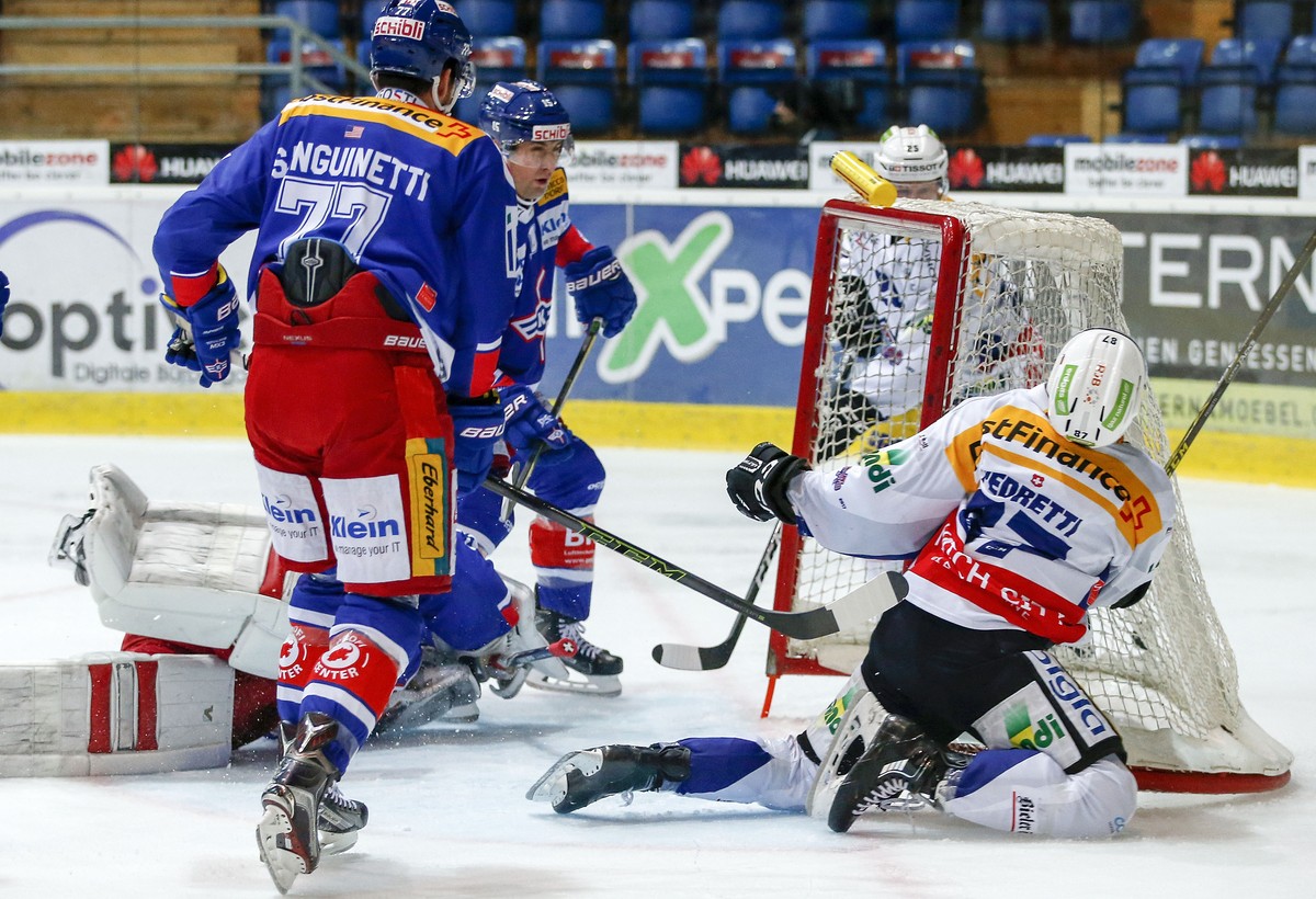 EHC Biel Stuerner Marco Pedretti, rechts, knallt ins Tor nachdem er das 0-1 schoss gegen EHC Kloten Torhueter Melvin Nyffeler, verdeckt, und Bobby Sanguinetti, #77, waehrend dem Eishockey-Meisterschaf ...