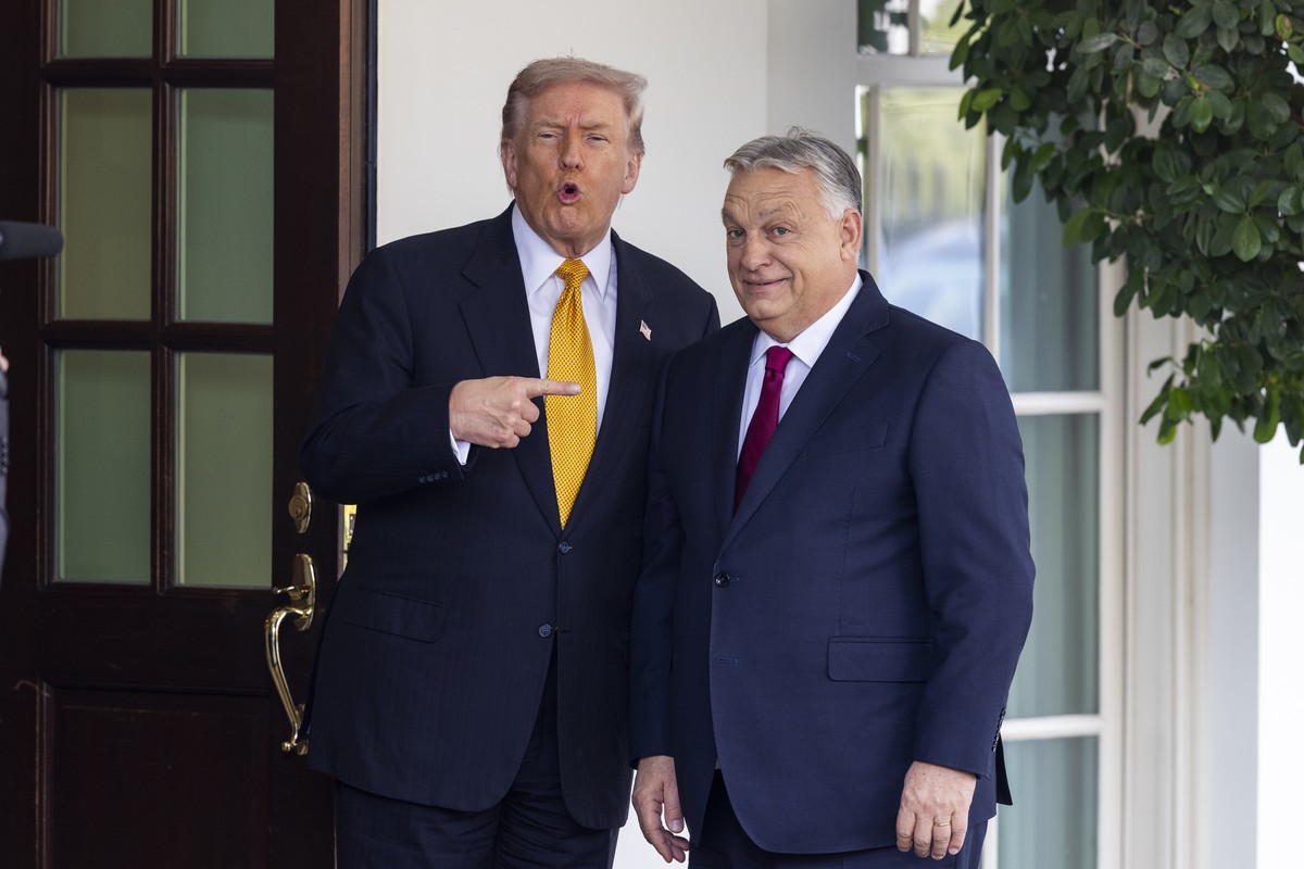 epaselect epa12510905 US President Donald Trump (L) welcomes Hungarys Prime Minister Viktor Orban (R) to the White House in Washington DC, USA, 07 November 2025. The two are expected to discuss trade ...