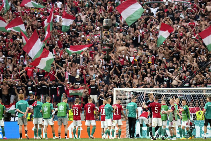 epa09285823 Players of Hungary celebrate with fans after the UEFA EURO 2020 group F preliminary round soccer match between Hungary and France in Budapest, Hungary, 19 June 2021. EPA/Darko Bandic / POO ...