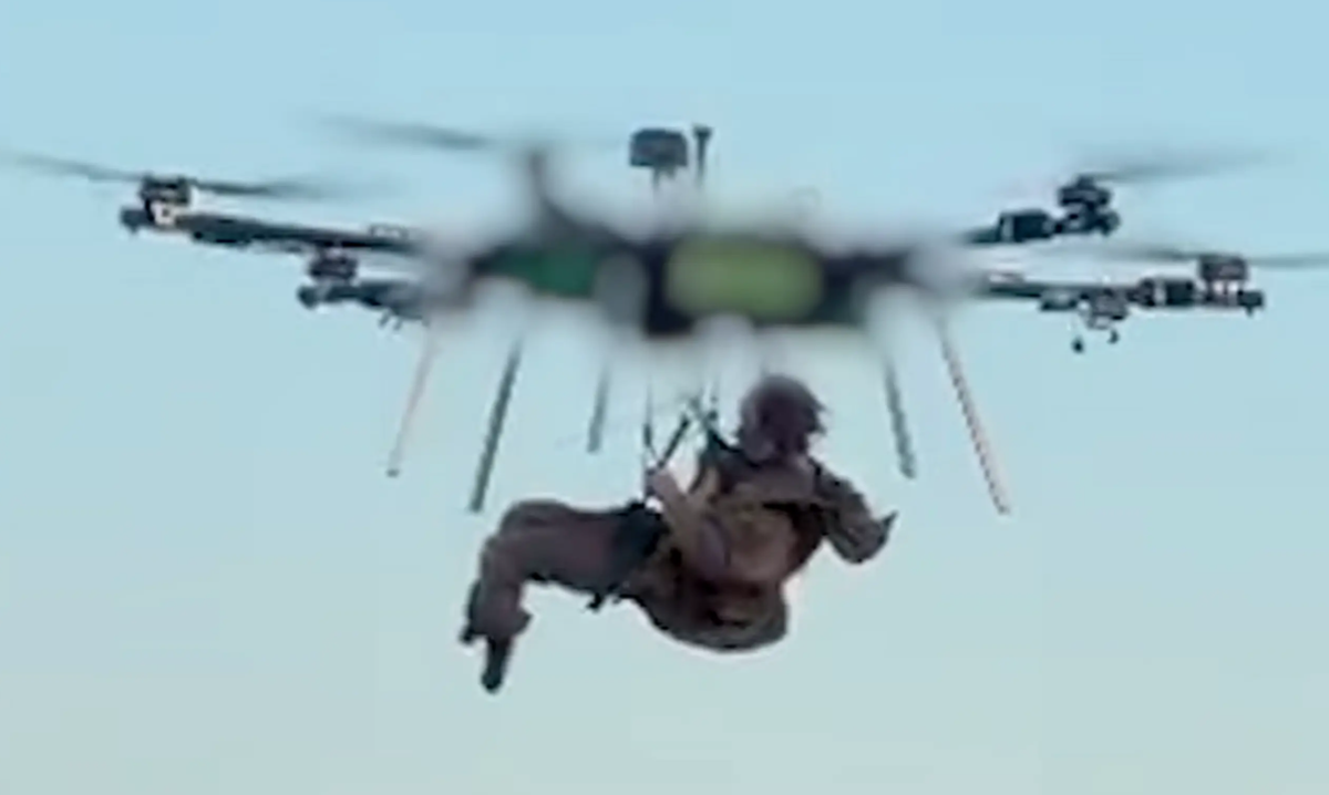 Des images spectaculaires en provenance d'Ukraine. Un soldat blessé a été évacué à l'aide d'un drone.
