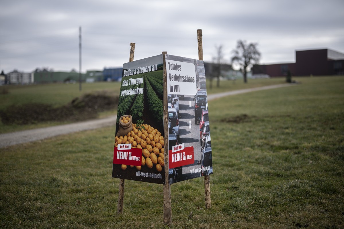 Abstimmungsplakate gegen Wil West, aufgenommen am Montag, 9. Februar 2026, in Wil. Der Kanton St. Gallen stimmt am 8. Maerz ueber einen Landverkauf den Kanton Thurgau ab. Mit dem Projekt Wil West soll ...