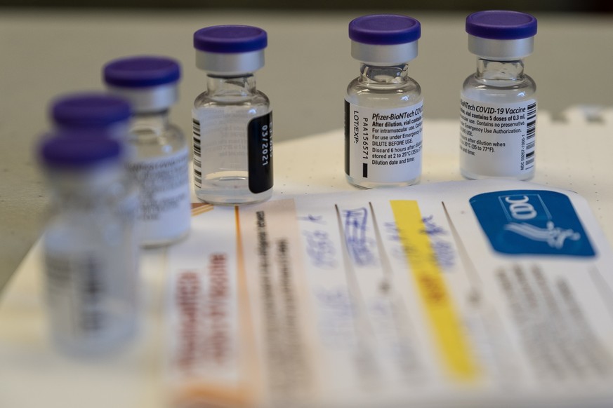 ARCHIV --- ZULASSUNG DES COVID-IMPFSTOFFES VON PFIZER BIONTECH DURCH SWISSMEDIC --- Vials of the Pfizer-BioNTech coronavirus disease (COVID-19) vaccine are displayed as staff await to be vaccinated at ...