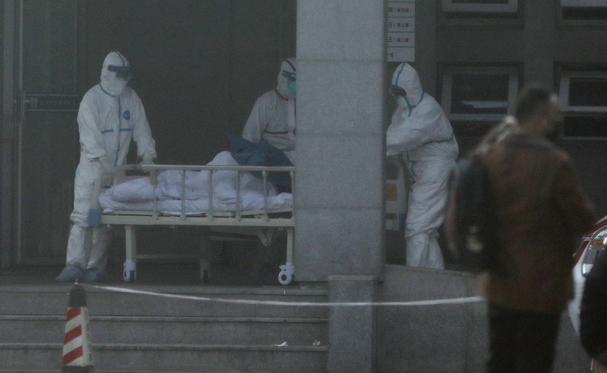 epa08144400 Medical staff transfer patients to Jinyintan hospital where patients infected with a new strain of Coronavirus identified as the cause of the Wuhan pneumonia outbreak are treated in Wuhan, ...