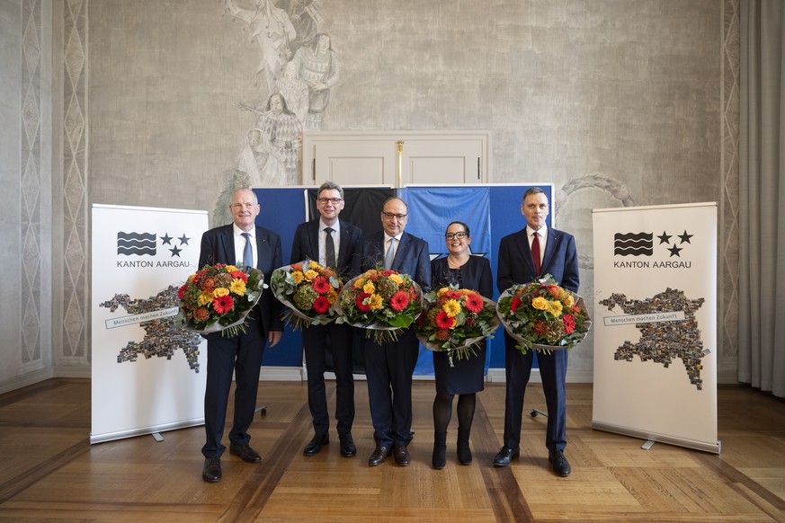 Der Aargauer Regierungsrat mit Stephan Attiger, FDP, Dieter Egli, SP, Markus Dieth, Die Mitte, neu gewaehlt Martina Bircher, SVP und Jean-Perre Gallatti, von links, fotografiert am Sonntag, 20. Oktobe ...