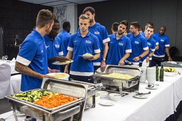 Die Mannschaft stärkt sich beim Buffet.