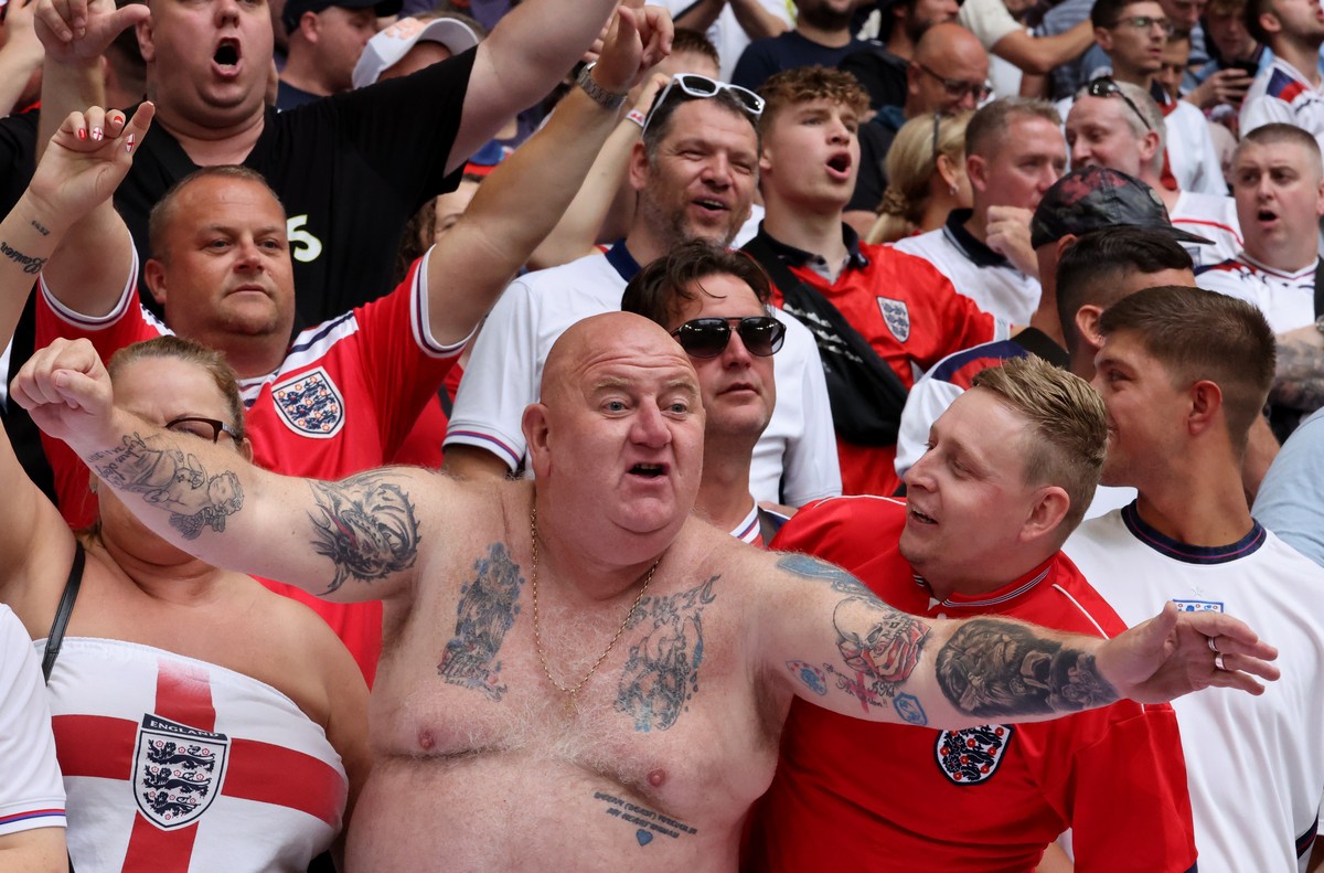 epa11447590 Supporters of England cheer prior to the UEFA EURO 2024 Round of 16 soccer match between England and Slovakia, in Gelsenkirchen, Germany, 30 June 2024. EPA/ABEDIN TAHERKENAREH