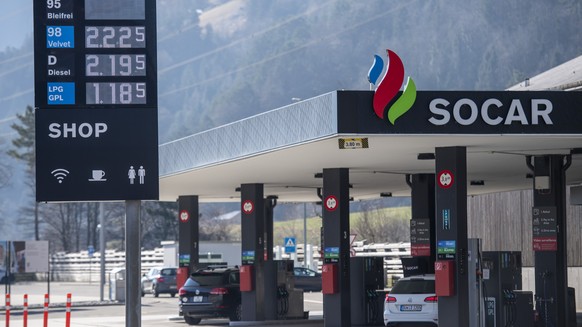 Eine Socar Tankstelle an der A-2 Autobahnraststaette Erstfeld praesentiert seine Benzinpreise am Samstag, 5. Maerz 2022, in Erstfeld im Kanton Uri. Wegen dem Krieg in der Ukraine sind die Rohoelpreise ...