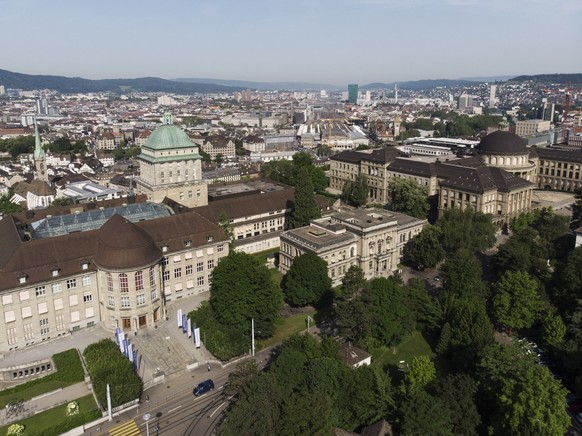 Das Hauptgebaeude der Universitaet Zuerich, links, und das der ETH Zurich, rechts, fotografiert am 25. Juni 2019. (KEYSTONE/Christian Beutler)
