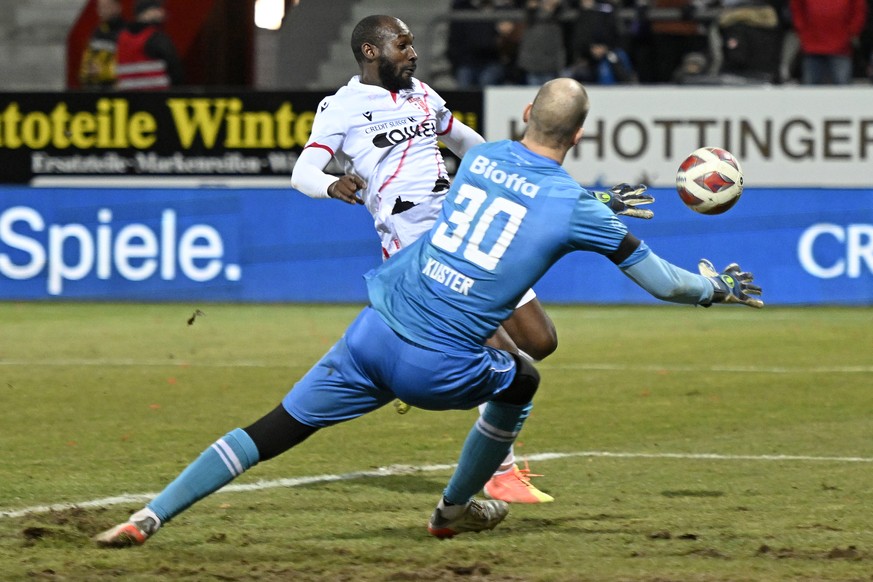 Sions Giovanni Sio, links, bezwingt den Winterhurer Torhueter Markus Kuster, rechts, zum 1-1 Ausgleich beim Fussballspiel der Super League FC Winterthur gegen den FC Sion im Stadion Schuetzenwiese in  ...