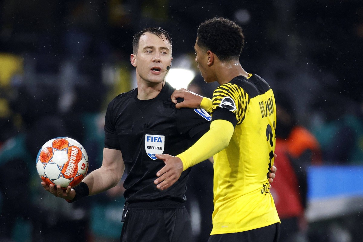 Dortmund, Deutschland, 1. Fussball Bundesliga 14.Spieltag Borussia Dortmund : FC Bayern M�nchen 2-3 04. 12. 2021 im Signal-Iduna Park in Dortmund Heftige Anschuldigungen Jude BELLINGHAM BVB re.- erhob ...