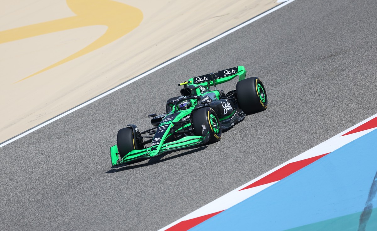 epa11171718 Chinese driver Guanyu Zhou of Kick Sauber steers his car during the pre-season testing for the 2024 Formula One season at the Bahrain International Circuit in Sakhir, Bahrain, 22 February  ...