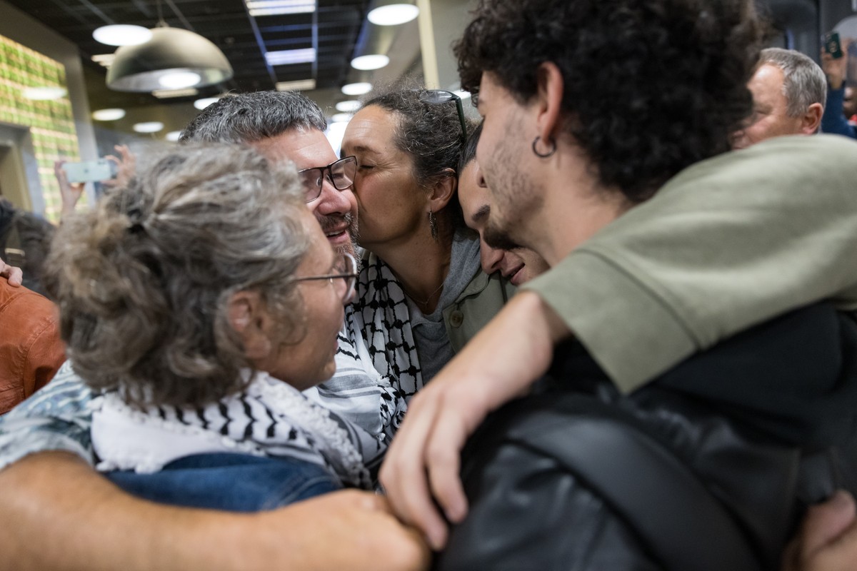 Arrivee de 9 ressortissants suisses ayant participe a la flottille humanitaire pour Gaza « Global Sumud Flotilla » , ce dimanche 5 octobre 2025, a laeroport de Geneve. (KEYSTONE/Pierre Albouy)