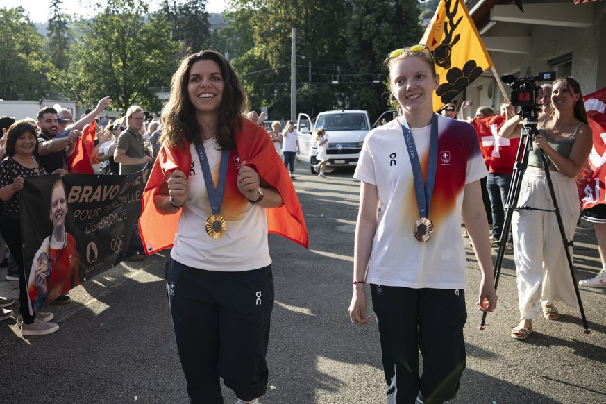 Olympiasiegerin Chiara Leone, links, und Audrey Gogniat, Bronzemedaille Luftgewehr, bei ihrem Empfang, am Samstag, 3. August 2024, in Biel. Die Schuetzin Leone gewann Gold im 50 Meter Dreistellungskam ...