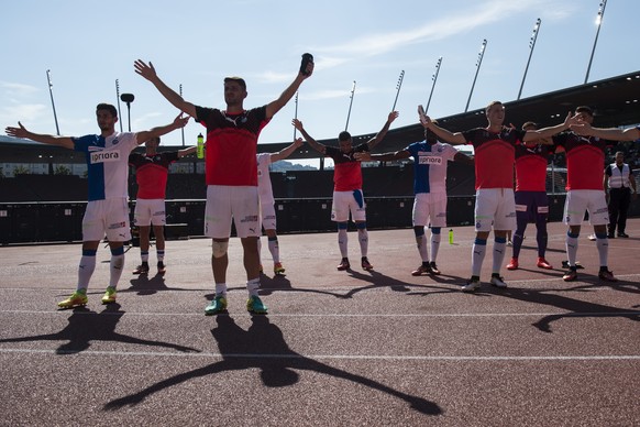 GC Spieler jubeln mit den Fans am Super League Fussballspiel zwischen dem Grasshopper Club Zuerich und den Berner Youngs Boys im Letzigrund, aufgenommen am Sonntag, 28. August 2016 in Zuerich. (KEYSTO ...