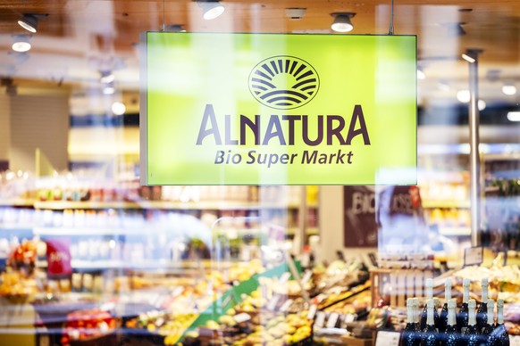 Das Logo einer Alnatura Filiale, aufgenommen am Dienstag, 25. Februar 2025 in Zuerich. Die Migros setzt ihre Konzentration aufs Kerngeschaeft fort. Der Detailhaendler verkauft ihre Moebelhaendlerin Mi ...