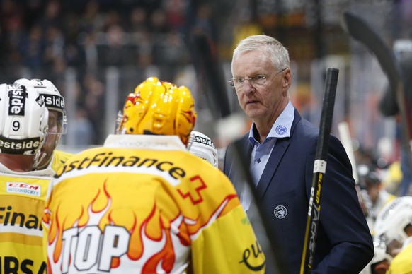 Berns Trainer Kari Jalonen spricht waehrend einem Timeout mit Topscorer Ramon Untersander, im Eishockey Meisterschaftsspiel der National League zwischen dem HC Fribourg Gotteron und dem SC Bern, am Di ...