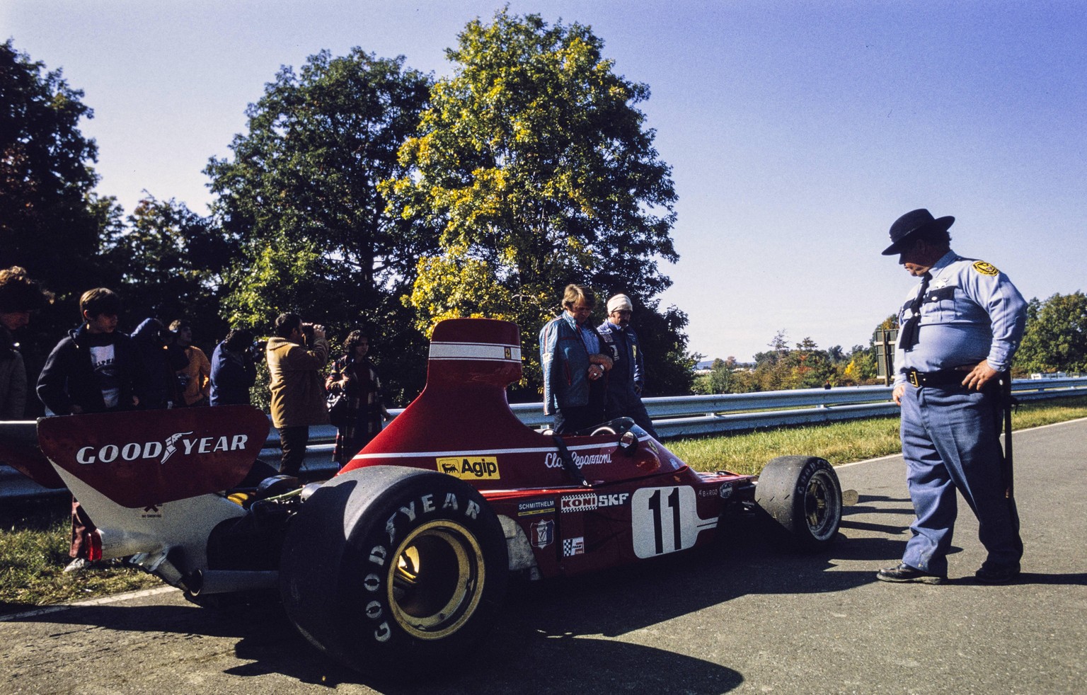 IMAGO / Motorsport Images

1974 United States GP WATKINS GLEN INTERNATIONAL, UNITED STATES OF AMERICA - OCTOBER 06: Clay Regazzoni stands beside his stricken Ferrari 312B3 trackside, while a policeman ...