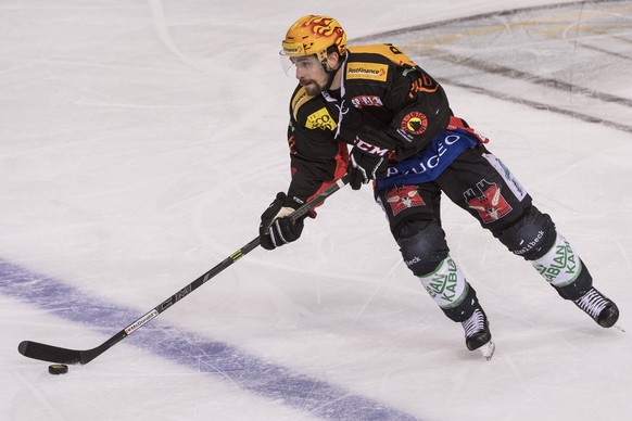 Berns Mark Arcobello fuehrt den Puck, im dritten Eishockey Playoff-Finalspiel der National League A zwischen dem SC Bern und dem EV Zug, am Dienstag, 11. April 2017 in der PostFinance Arena in Bern. ( ...