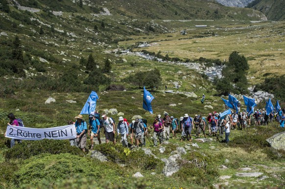 Rund 150 Menschen marschierten am Samstag zum Mahnfeuer, wie die Alpen-Initiative mitteilte.
