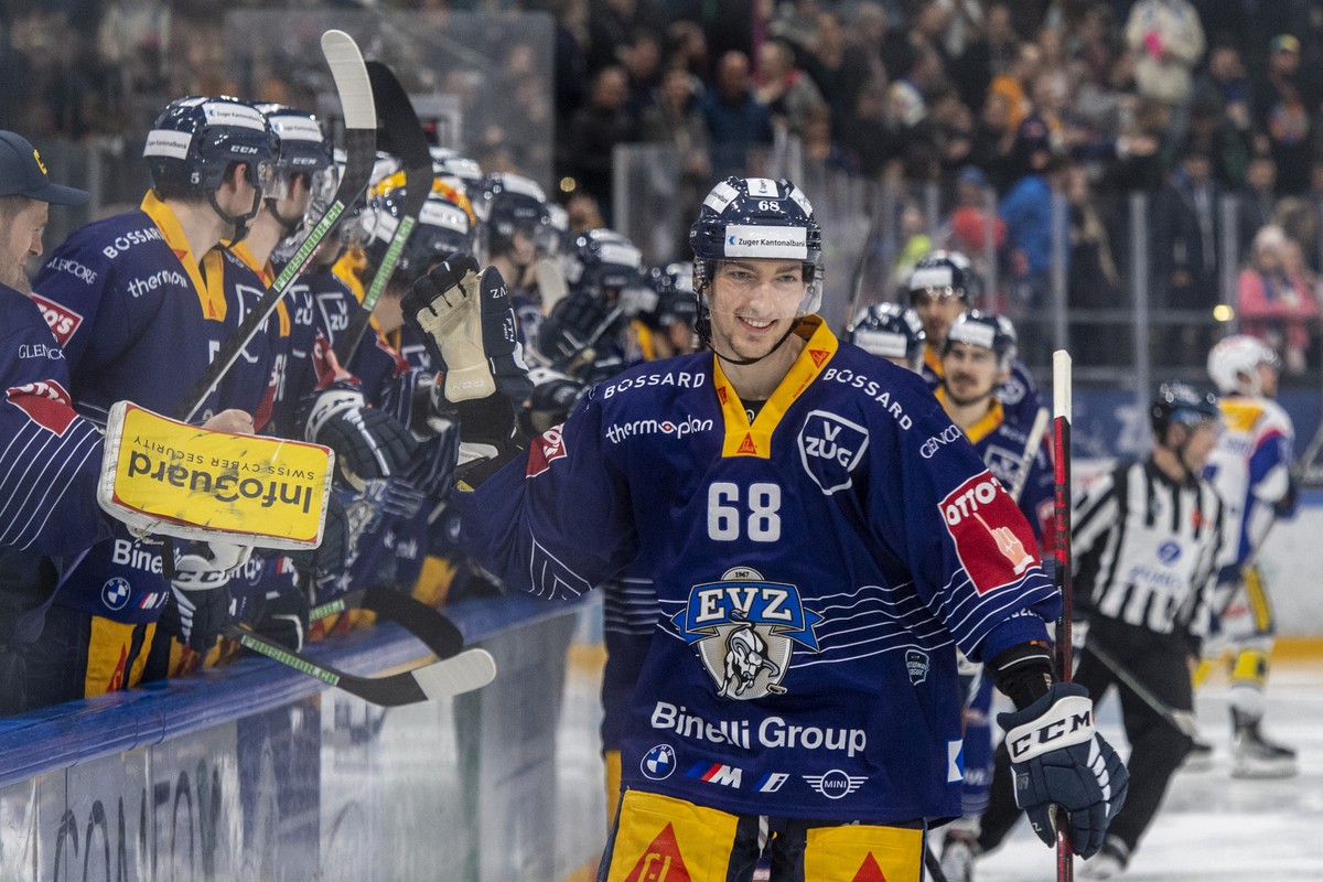Die Zuger mit Fabrice Herzog, mitte, feiern das Tor zum 4:3 beim Eishockey Meisterschaftsspiel der National League zwischen dem EV Zug und dem EHC Kloten am Samstag, 18. Februar 2023 in Zug. (KEYSTONE ...