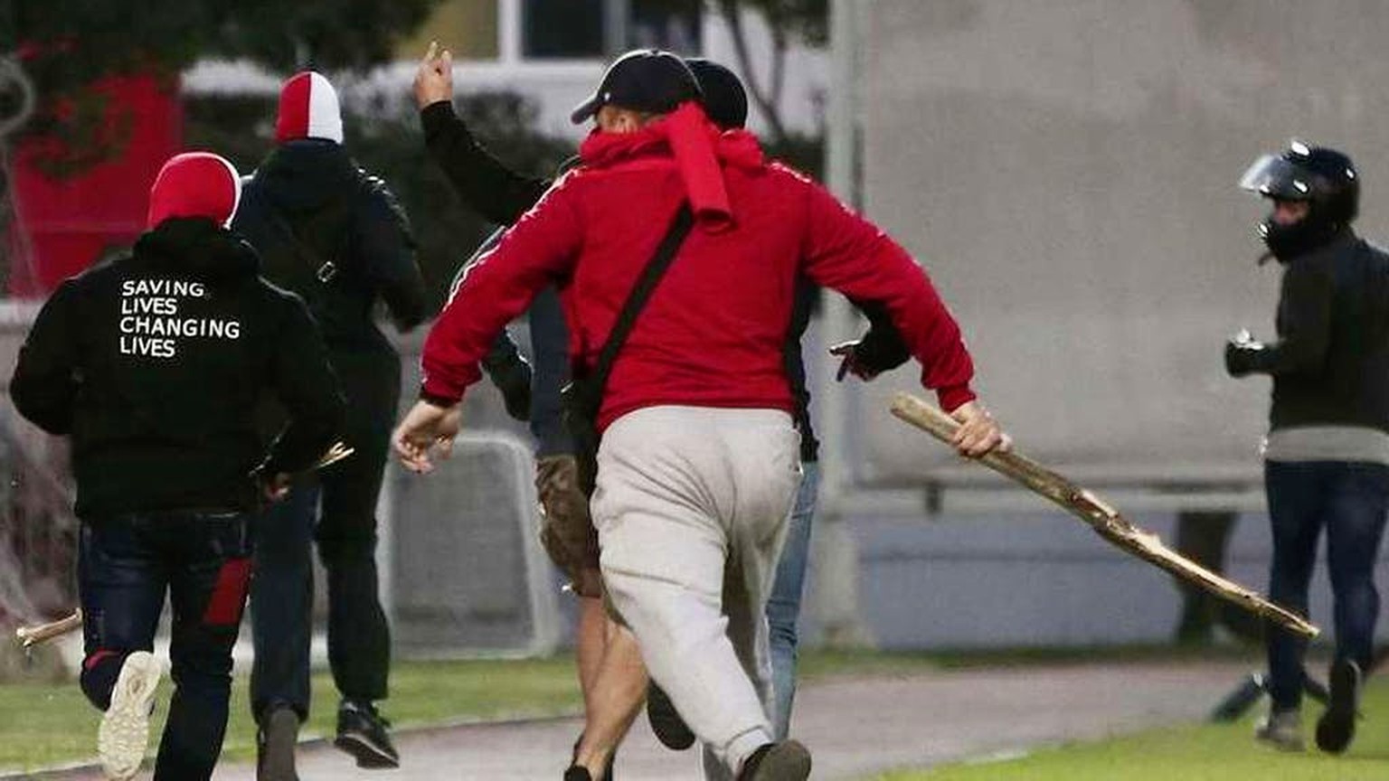 Mit Holzknüppeln bewaffnet stürmten die Hooligans das Spielfeld.