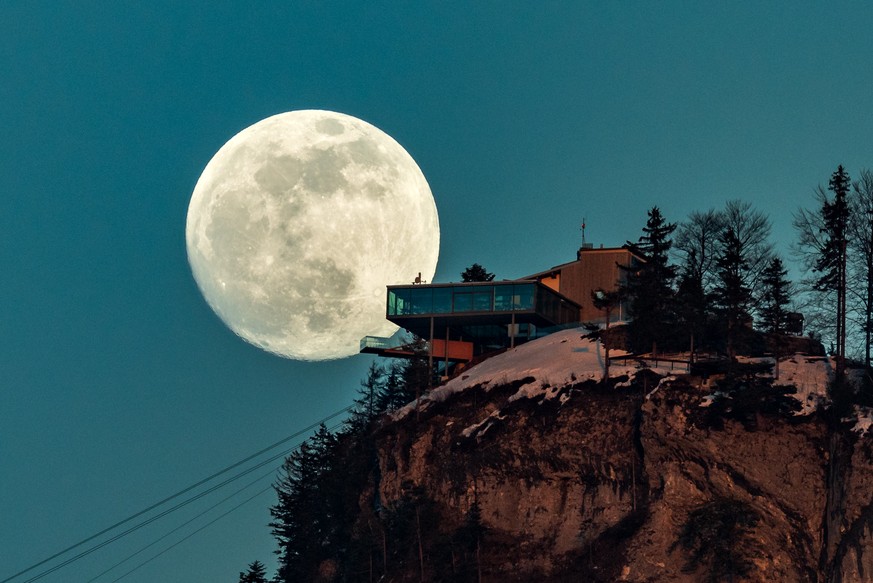 Illustration zum Thema Mond / Vollmond / Supermond. Vollmond ueber der Bergstation Karren in Dornbirn, aufgenommen am Montag, 18. Februar 2019. (KEYSTONE/APA/DIETMAR STIPLOVSEK)