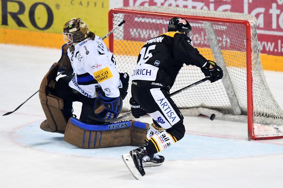 LuganoÕs player Gregory Hofmann, right, scores 1-0 goal against Fribourg&#039;s goalkeeper Barry Brust, left, during the first match of the quarterfinal of National League Swiss Championship 2017/18 b ...