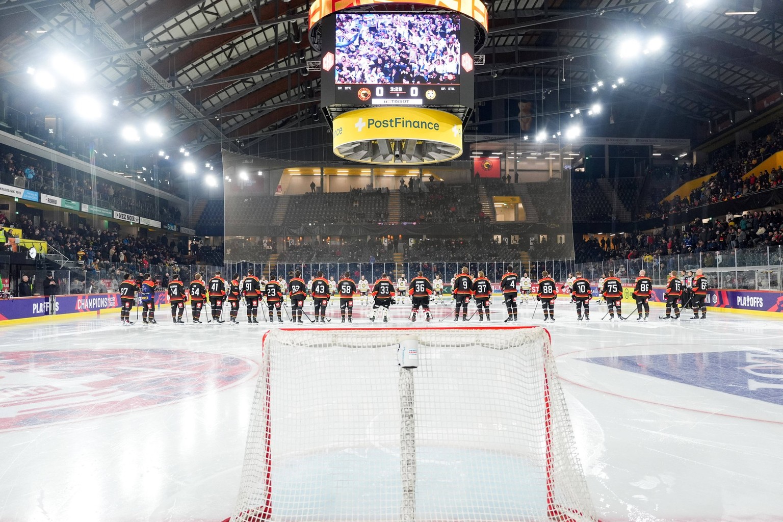 Schweiz: Champions Hockey League 2025/26 1/8 final, SC Bern vs Brynäs IF - PostFinance Arena, Bern: Spieler von SC Bern vor dem Spiel Bern PostFinance Arena Bern Schweiz *** Switzerland Champions Hock ...