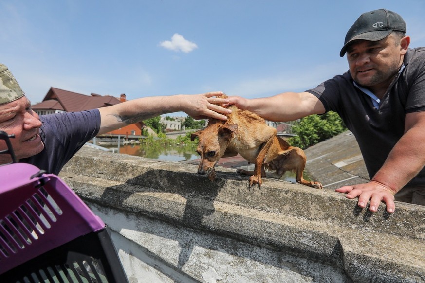 epa10677354 A flooded area of ​​Kherson, Ukraine, June 07, 2023. Ukraine has accused Russian troops of destroying a critical dam and hydroelectric power station on the Dnipro River in the Kherson region al...