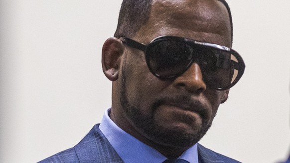 epa09492088 (FILE) - US R&amp; B singer R. Kelly arrives for a child support hearing at the Cook County Circuit Court at the Daley Center in Chicago, Illinois, USA, 06 March 2019 (reissued 27 Septembe ...