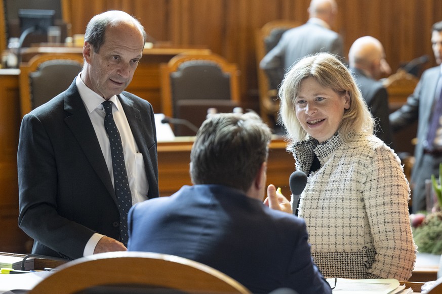 Die Staenderaete Beat Rieder, Mitte-VS, links, und Esther Friedli, SVP-SG, diskutieren an der Wintersession der Eidgenoessischen Raete, am Mittwoch, 17. Dezember 2025, in Bern. (KEYSTONE/Peter Schneid ...