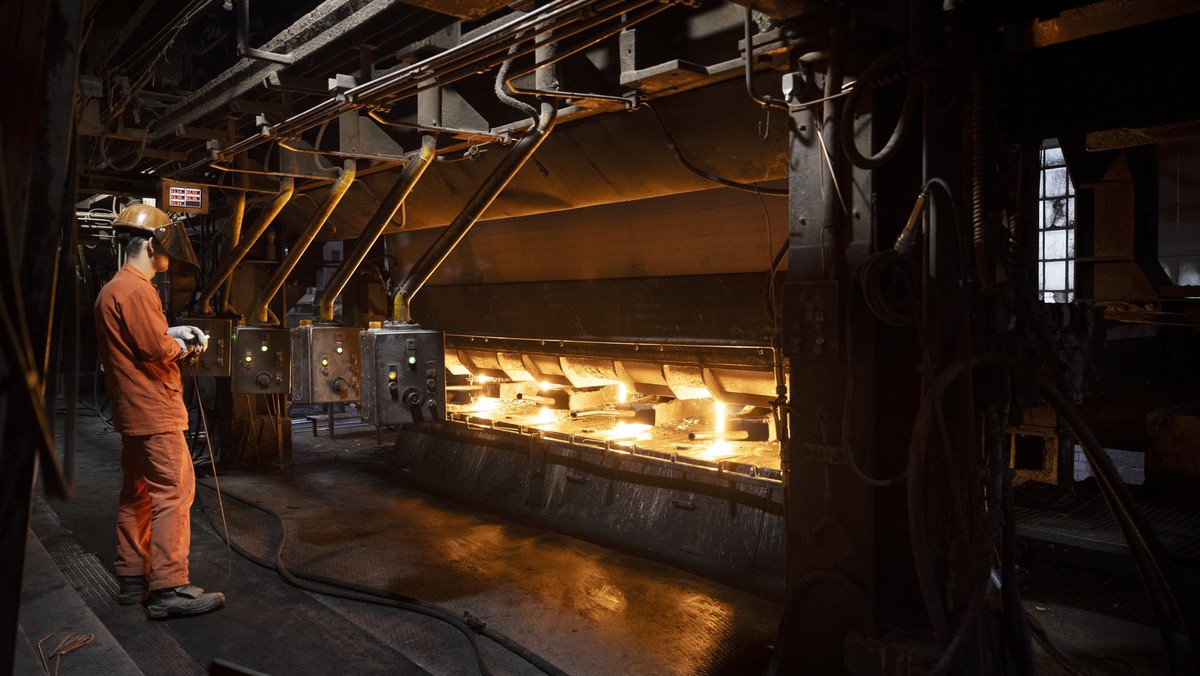 Ein Mitarbeiter verarbeitet fluessigen Stahl in der Produktionsstaette der Stahl Gerlafingen AG in Gerlafingen im Kanton Solothurn, Schweiz, fotografiert am Montag, 18. September 2023. Die Schweizer S ...