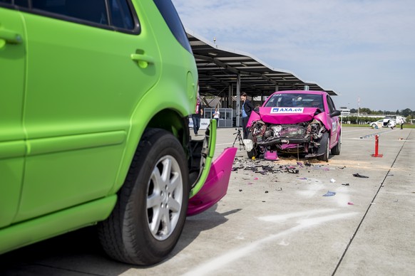 AXA Crashtests auf dem Flugplatz Duebendorf am Donnerstag 24. August 2017 in Duebendorf. In Zukunft sollen Roboter auch Auto fahren. Bei den diesjaehrigen Crashtests zeigen die Unfallforscher der AXA  ...