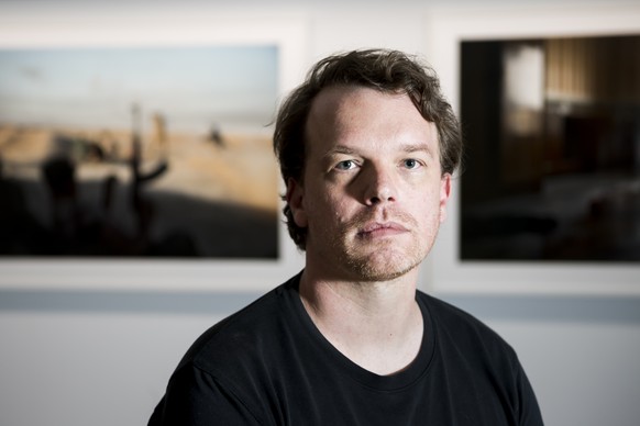 Matthias Bruggmann, photographe suisse, pose devant une de ses oeuvres lors de la nouvelle exposition sur Matthias Bruggmann, &quot;Un acte d&#039;une violence indicible&quot; au Musee de l&#039;Elyse ...