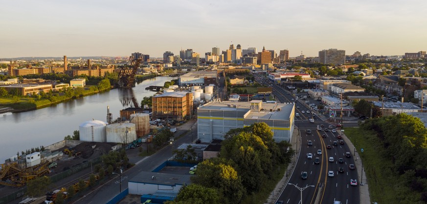 Dusk Falls on the Urban Downtown Metro Area of Newark New Jersey, 13.10.2020, Copyright: xChrisBoswellx Panthermedia27076512