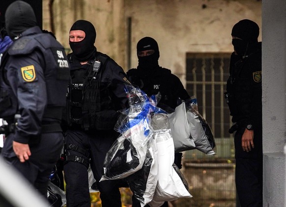 epa08825384 Police officers during a raid linked to the Green Vault (Gruenes Gewoelbe) burglary in the Dresden castle, Berlin, Germany, 17 November 2020 According to media reports, police have arreste ...