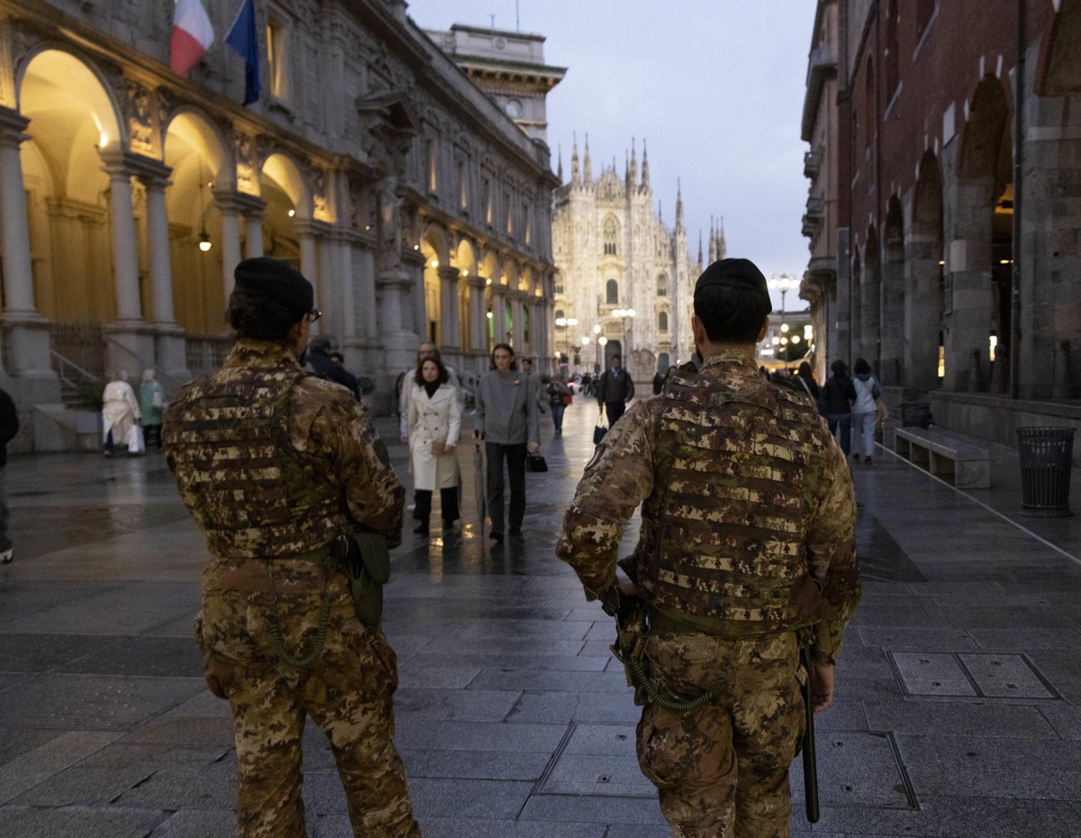 epa13326199 Military personnel patrol Piazza Mercanti near Piazza del Duomo in Milan, Italy, 23 October 2026. Authorities have reinforced security ahead of planned protests on 24 October amid concerns ...