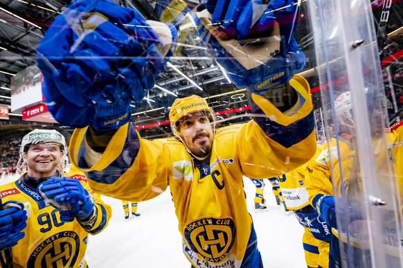 Le PostFinance top scorer Matej Stransky (HCD) fete la victoire avec les supporters lors du match de championnat suisse de hockey sur glace de National League, entre Lausanne HC et HC Davos le jeudi 5 ...