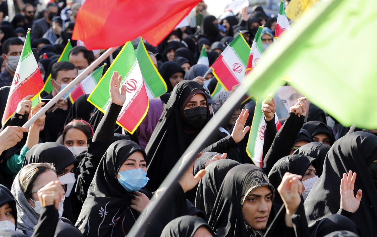 epa10225030 Iranians take part during a pro-government rally against the recent anti-government protests in Iran, in northern of Tehran, Iran, 05 October 2022. Iran has faced many anti-government prot ...