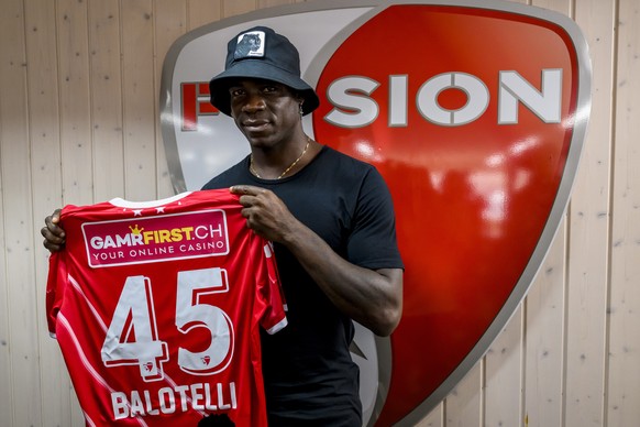 epa10152370 Mario Balotelli of Italy new FC Sion soccer player, poses with a jersey during a press conference at the Stade de Tourbillon stadium, in Sion, Switzerland, 01 September 2022. EPA/JEAN-CHRI ...
