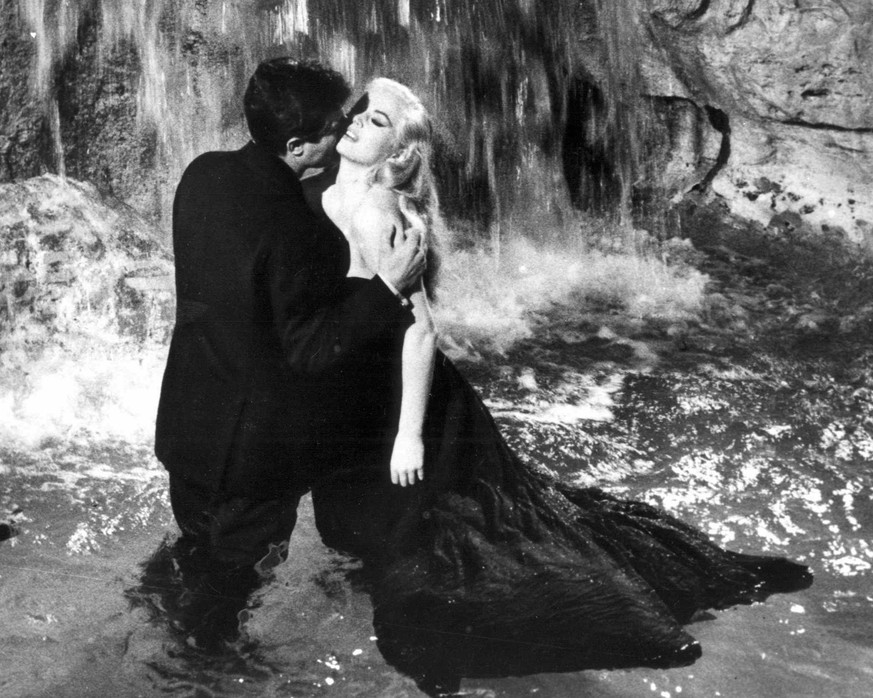 JAHRESRUECKBLICK 2015 - OBIT - Marcello Mastroianni zusammen mit Anita Ekberg waehrend der Dreharbeiten von &quot;La Dolce Vita&quot; von Federico Fellini im beruehmten &quot;Fontana di Trevi&quot; in ...