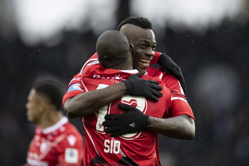 Sions Giovanni Sio, links, jubelt mit Mario Balotelli nach seinem 0:2 Tor im Fussball Meisterschaftsspiel der Super League zwischen dem Grasshopper Club Zuerich und FC Sion im Letzigrund, am Sonntag,  ...