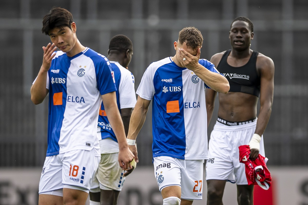 Lee Young-Jun (GC) (links) und Sven Koehler (GC) reagierten nach ihrer Niederlage im Fussball Meisterschaftsspiel der Swiss Super League zwischen dem Grasshopper Club Zuerich, GC, und dem FC Sion, SIO ...