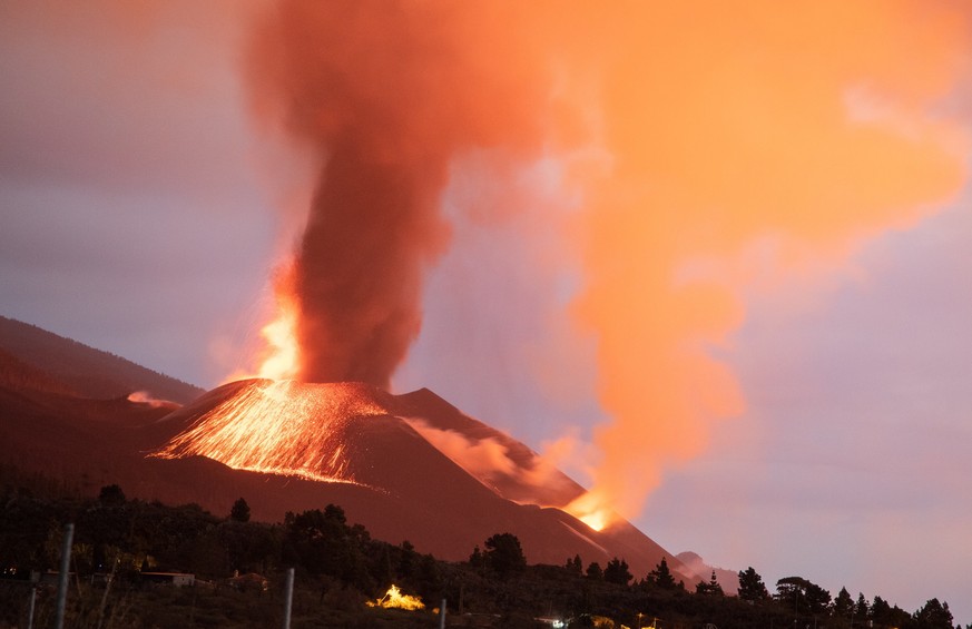 epa09590970 View of Cumbre Vieja volcano as seen from El Paso, La Palma, Canary Islands, Spain, 18 November 2021 (issued 19 November 2021). EPA/Miguel Calero